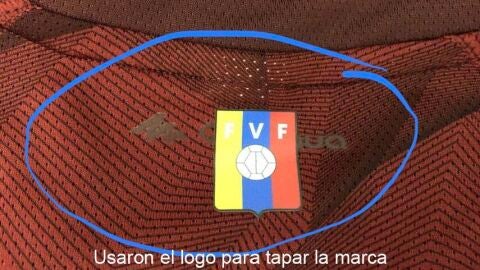 El escudo de Venezuela, sobre el logo de la marca de ropa deportiva 'Quechua'