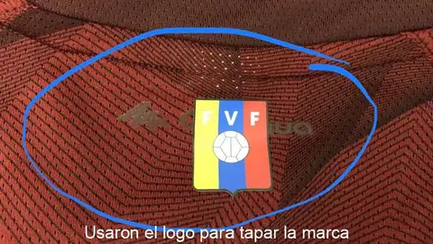 El escudo de Venezuela, sobre el logo de la marca de ropa deportiva 'Quechua' El escudo de Venezuela, sobre el logo de la marca de ropa deportiva 'Quechua'