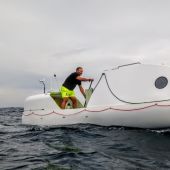 Antonio de la Rosa, haciendo paddle surf.