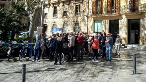 Un grupo de turistas pasea por el centro de Palma