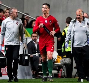 Cristiano Ronaldo se retira lesionado del terreno de juego Cristiano Ronaldo se retira lesionado del terreno de juego