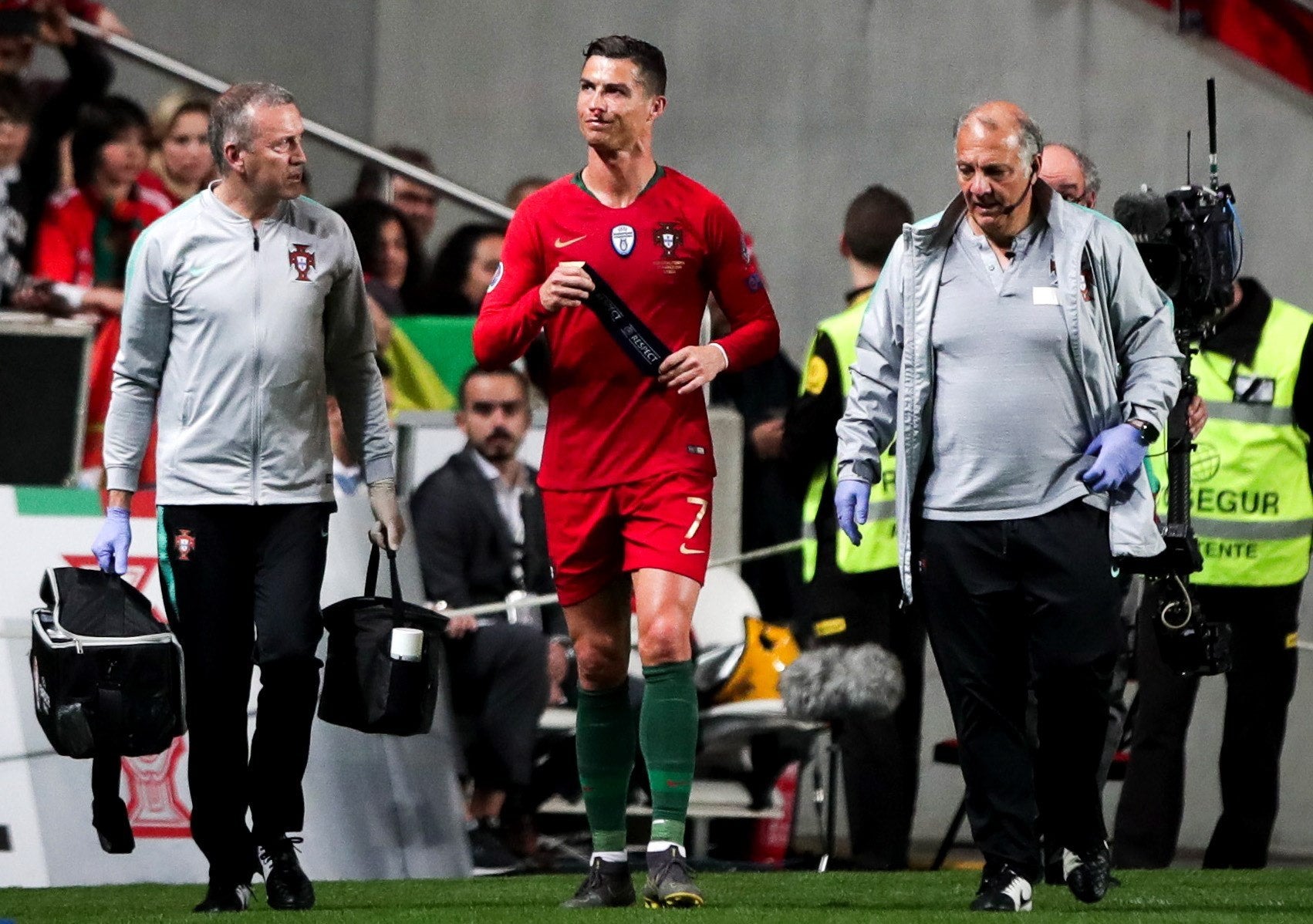 Cristiano Ronaldo quita hierro a su lesión: "Quien anda con lluvia se moja" Cristiano Ronaldo quita hierro a su lesión: "Quien anda con lluvia se moja"