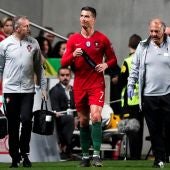 Cristiano Ronaldo se retira lesionado del terreno de juego