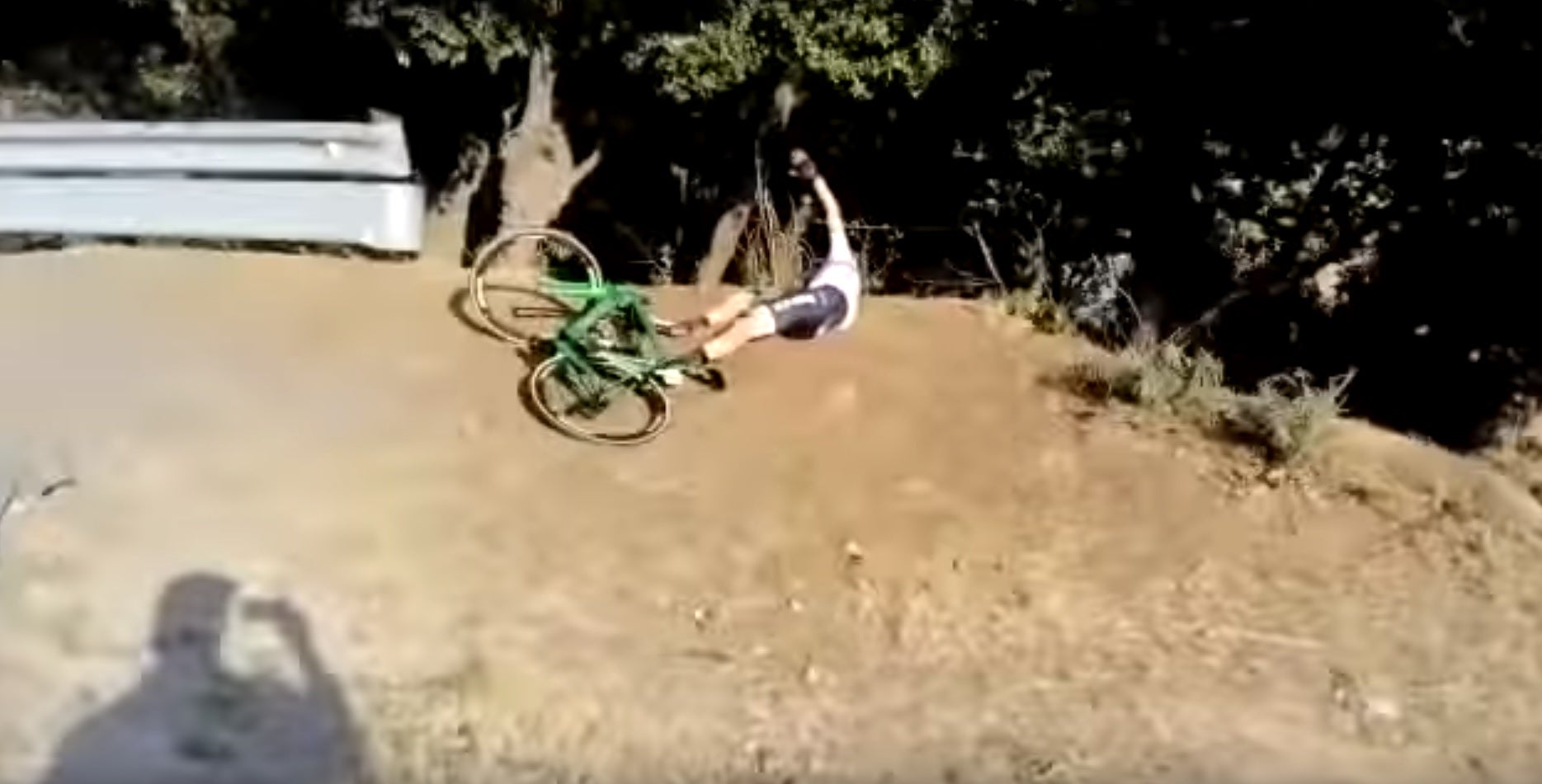 Un aficionado graba la caída de un ciclista y 'se mofa' en vez de socorrerle en la Volta a Catalunya Un aficionado graba la caída de un ciclista y 'se mofa' en vez de socorrerle en la Volta a Catalunya