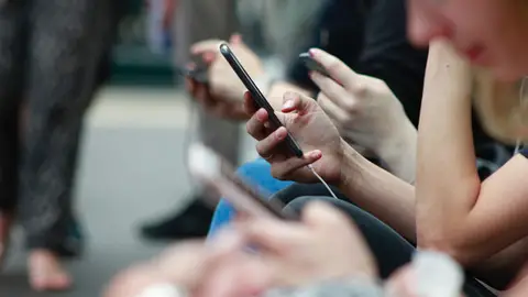 Si usas compulsivamente el movil tendras menos amigos y mas estres Si usas compulsivamente el movil tendras menos amigos y mas estres