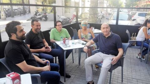 Carlos Gonz&aacute;lez y Alejandro Soler junto a la sede del PSOE de Elche 