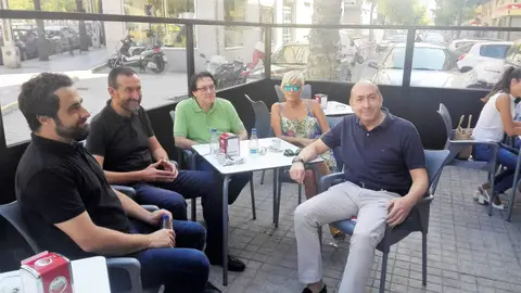 Carlos González y Alejandro Soler junto a la sede del PSOE de Elche Carlos González y Alejandro Soler junto a la sede del PSOE de Elche