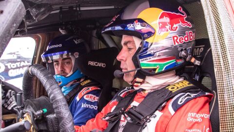 Fernando Alonso, probando el Toyota ganador del Dakar