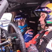 Fernando Alonso, probando el Toyota ganador del Dakar Fernando Alonso, probando el Toyota ganador del Dakar