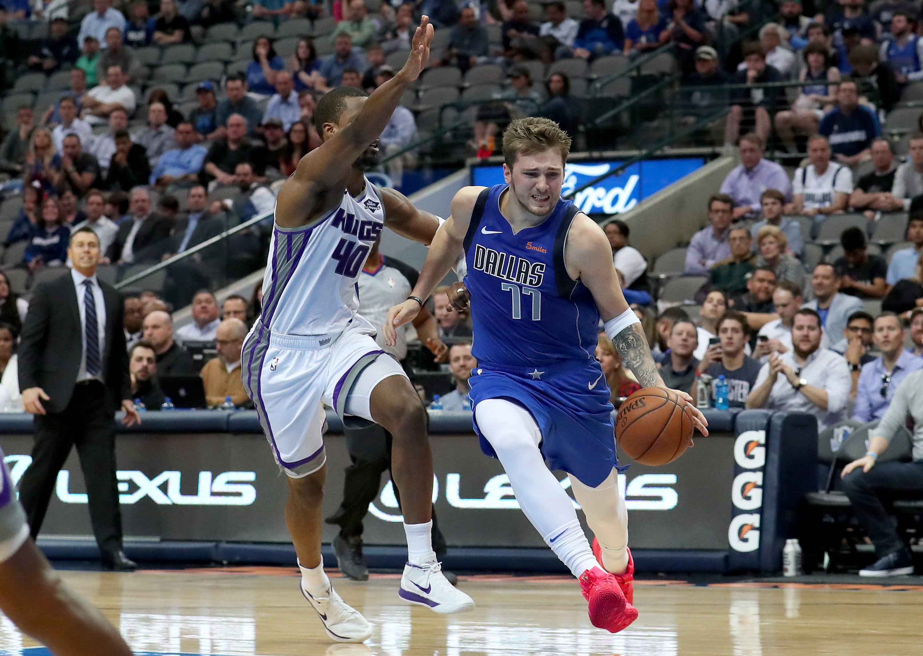 Luka Doncic iguala a Magic Johnson en la derrota de los Mavericks ante los Kings Luka Doncic iguala a Magic Johnson en la derrota de los Mavericks ante los Kings