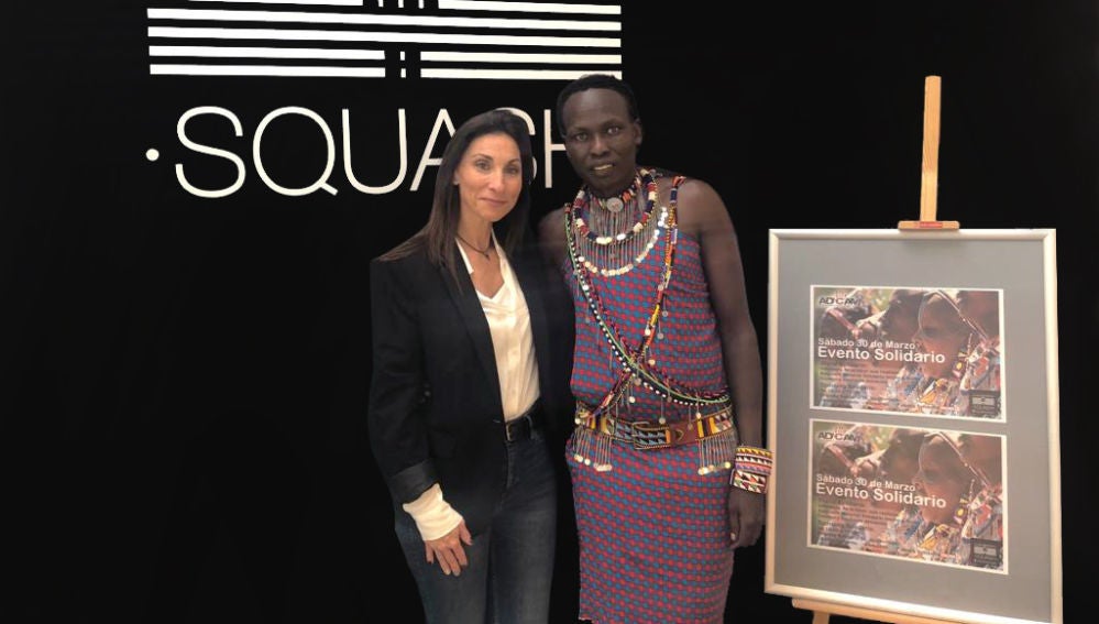 Natalia Burriel, del Club Deportivo Squash, junto al líder Maasai William Ole Pere Kikinae.