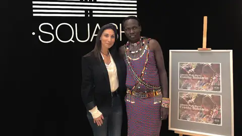 Natalia Burriel, del Club Deportivo Squash, junto al líder Maasai William Ole Pere Kikinae. DEPORTE SOLIDARIO