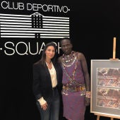 Natalia Burriel, del Club Deportivo Squash, junto al líder Maasai William Ole Pere Kikinae.