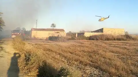 Helicóptero del Consorcio Provincial de Bomberos en el incendio en la Carretera del León de Elche Helicóptero del Consorcio Provincial de Bomberos en el incendio en la Carretera del León de Elche