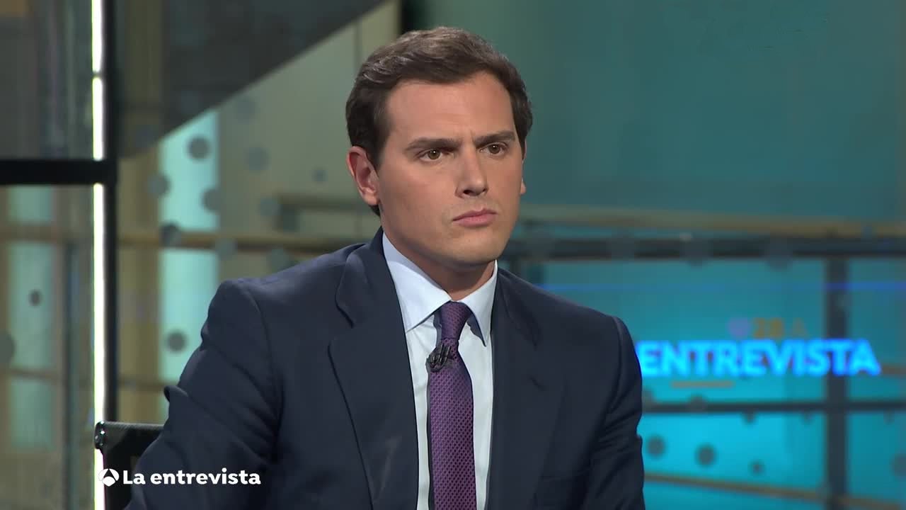 Albert Rivera insiste en tender la mano a Casado: "Sánchez es un obstáculo para España" Albert Rivera insiste en tender la mano a Casado: "Sánchez es un obstáculo para España"