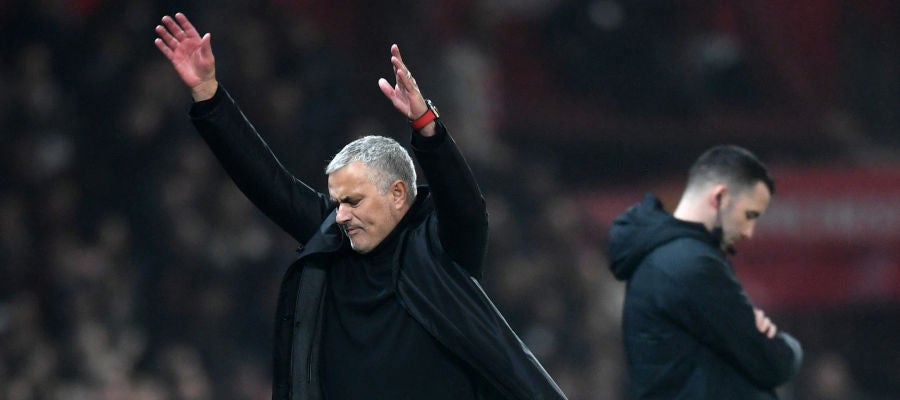 Mourinho se desespera en la banda durante un partido Mourinho se desespera en la banda durante un partido