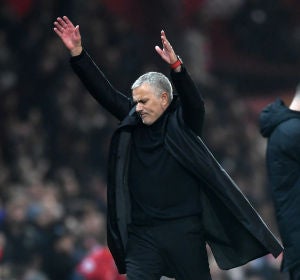 Mourinho se desespera en la banda durante un partido Mourinho se desespera en la banda durante un partido