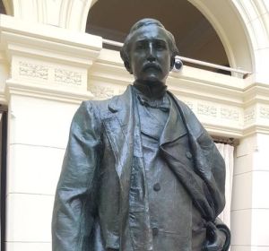 Estatua del Marqués de Larios, remozada tras su arreglo Estatua del Marqués de Larios, remozada tras su arreglo