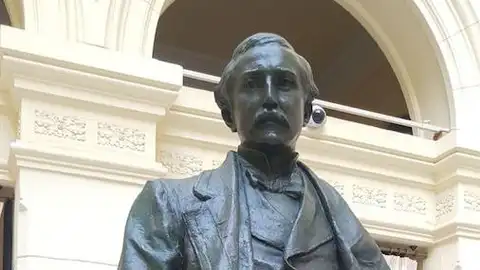 Estatua del Marqués de Larios, remozada tras su arreglo La escultura de Benlliure, junto con la de la Alegoría del Trabajo, protagonizan una exposición hasta finales del mes de marzo en el Ayuntamiento