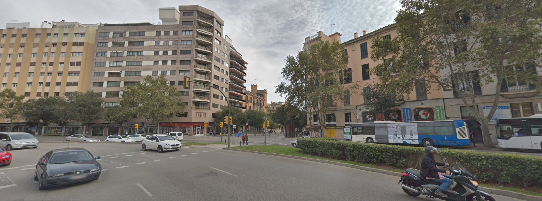 Una decena de policías detienen a un joven que amenazaba con dos cuchillos a los transeúntes de Palma Una decena de policías detienen a un joven que amenazaba con dos cuchillos a los transeúntes de Palma