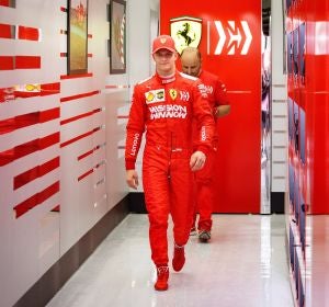 Mick Schumacher, en el box de Ferrari en Baréin Mick Schumacher, en el box de Ferrari en Baréin