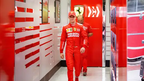 Mick Schumacher, en el box de Ferrari en Baréin Mick Schumacher, en el box de Ferrari en Baréin