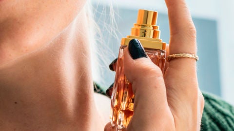 Una mujer ech&aacute;ndose perfume