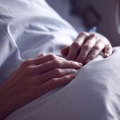 mujer en una cama de hospital