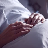 mujer en una cama de hospital mujer en una cama de hospital