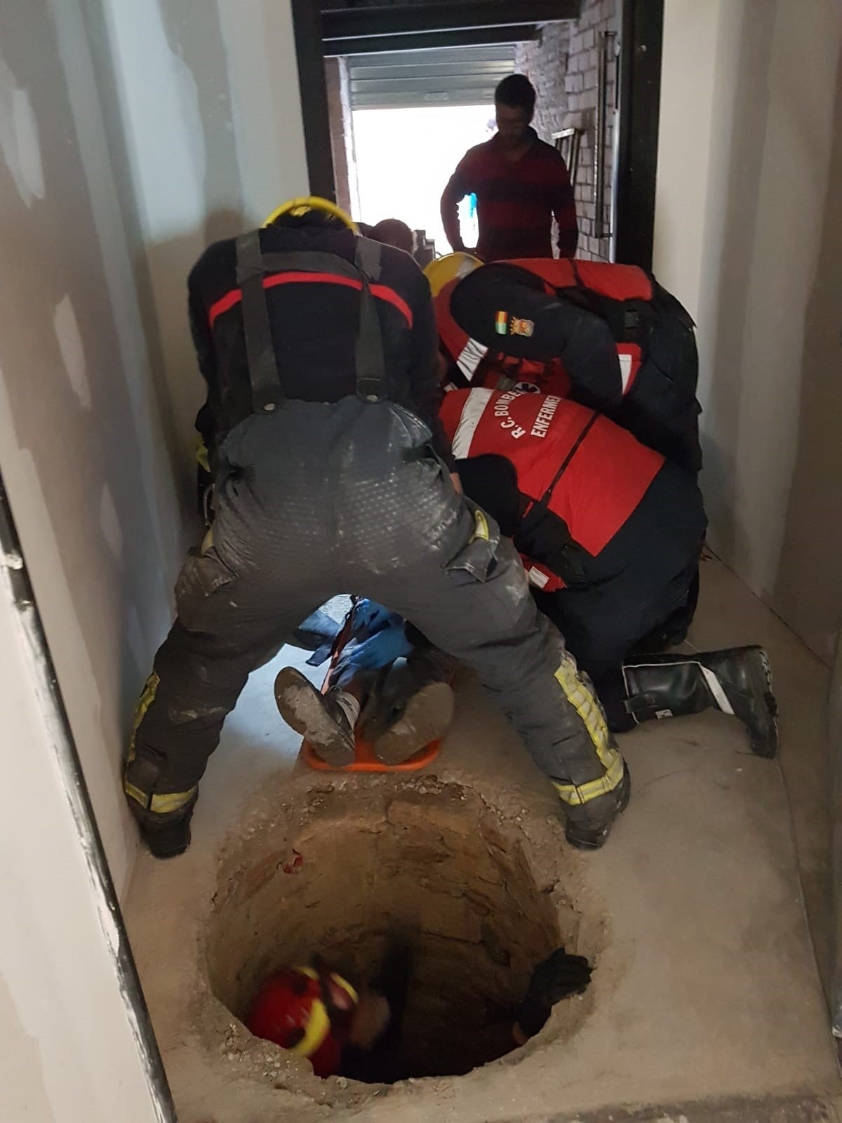 Cae a un pozo de tres metros, en el interior de un local Cae a un pozo de tres metros, en el interior de un local