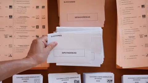 Una persona vota en las elecciones generales de 2016. Una persona vota en las elecciones generales de 2016.