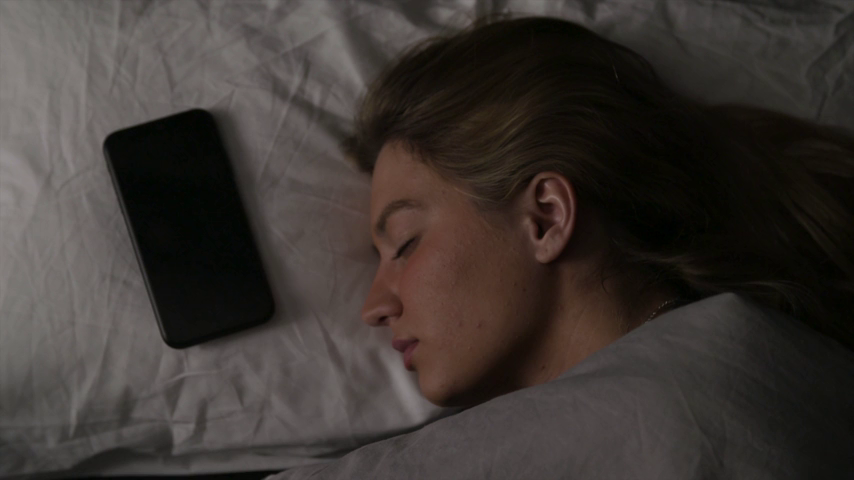 Sufre quemaduras en el cuello por una descarga eléctrica que pasó del cargador del móvil a su collar Sufre quemaduras en el cuello por una descarga eléctrica que pasó del cargador del móvil a su collar