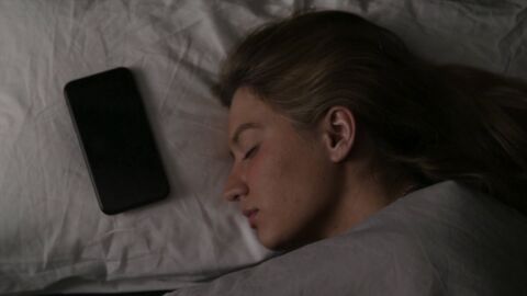 &iquest;Es malo dormir con el m&oacute;vil junto a la cama?