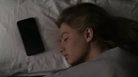 ¿Es malo dormir con el móvil junto a la cama? ¿Es malo dormir con el móvil junto a la cama?