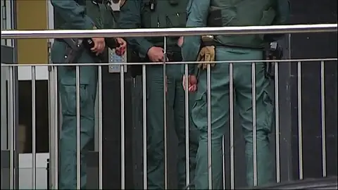 Guardias civiles denuncian a Interior para que muestre el informe que cuantifica la equiparación salarial Guardias civiles denuncian a Interior para que muestre el informe que cuantifica la equiparación salarial