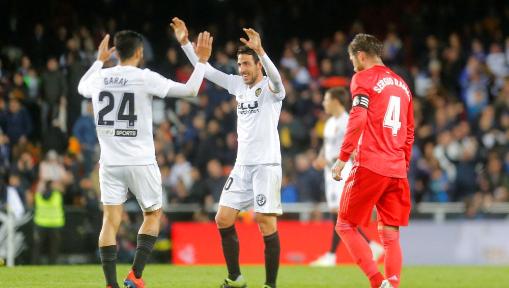 Garay y Parejo celebran un gol ante Ramos