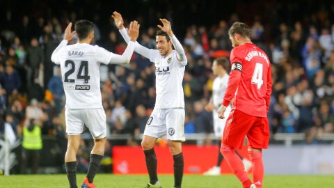 Garay y Parejo celebran un gol ante Ramos