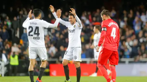 Garay y Parejo celebran un gol ante Ramos Garay y Parejo celebran un gol ante Ramos