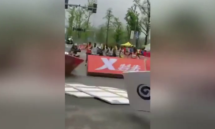 Un helicóptero la lía en plena maratón: un corredor termina lesionado Un helicóptero la lía en plena maratón: un corredor termina lesionado