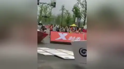 Un helicóptero la lía en plena maratón Un helicóptero la lía en plena maratón
