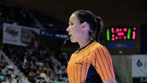 Esperanza Mendoza, &aacute;rbitra de la Liga Endesa