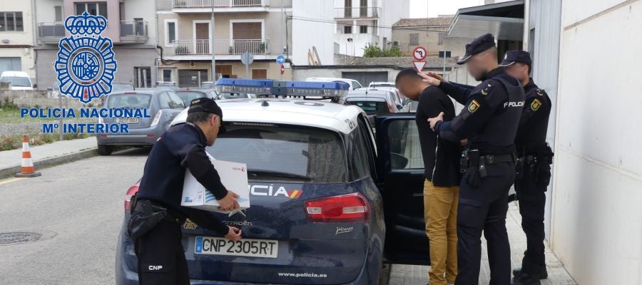 La Policía Nacional detiene en Manacor a un hombre tras apuñalar a un joven con el que había tenido una riña previa La Policía Nacional detiene en Manacor a un hombre tras apuñalar a un joven con el que había tenido una riña previa