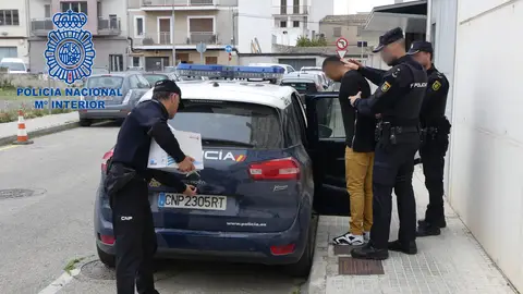 La Policía Nacional detiene en Manacor a un hombre tras apuñalar a un joven con el que había tenido una riña previa La Policía Nacional detiene en Manacor a un hombre tras apuñalar a un joven con el que había tenido una riña previa