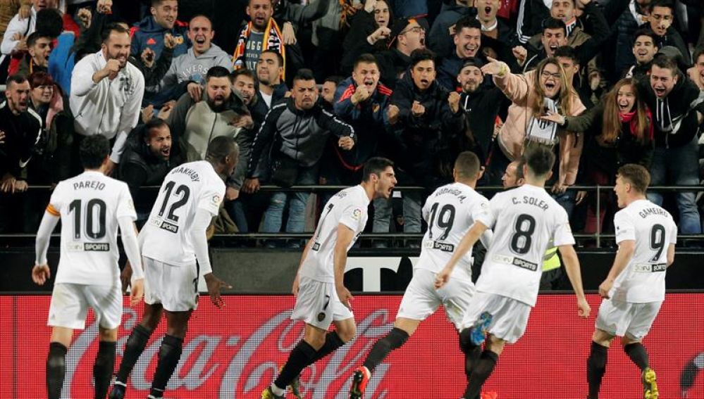 Los jugadores del Valencia celebran el gol de Guedes al Real Madrid