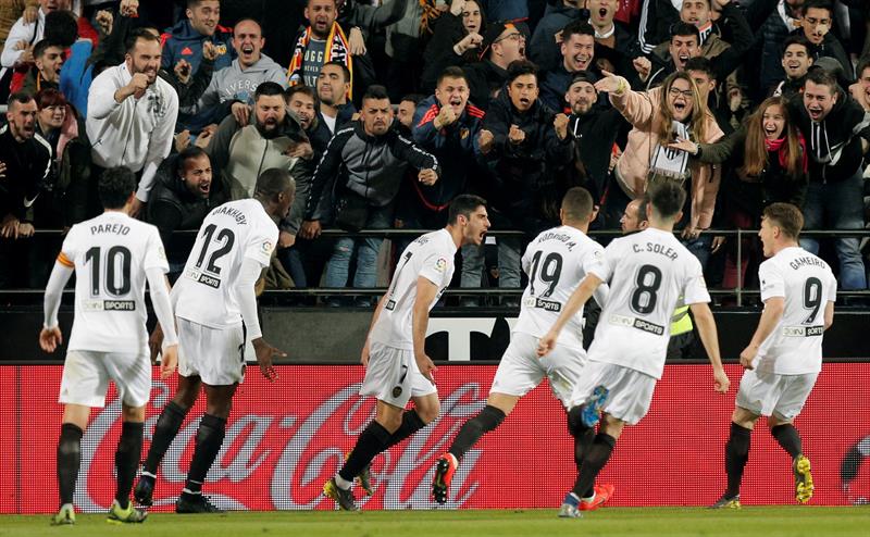Un gol de Charles fulmina al Valencia en la prolongación Un gol de Charles fulmina al Valencia en la prolongación