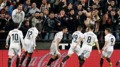 Los jugadores del Valencia celebran el gol de Guedes al Real Madrid