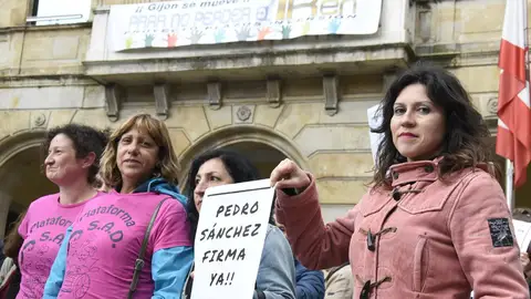 Concentración de apoyo a los encerrados en el Ayuntamiento de Gijón Plaza Mayor de Gijón