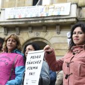 Concentración de apoyo a los encerrados en el Ayuntamiento de Gijón