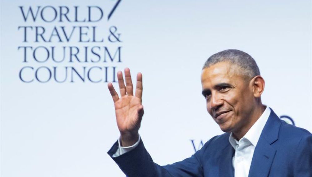 El expresidente de Estados Unidos Barack Obama, se despide tras su intervención en la XIX Cumbre del Consejo Mundial de Viajes y Turismo 