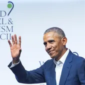 El expresidente de Estados Unidos Barack Obama, se despide tras su intervención en la XIX Cumbre del Consejo Mundial de Viajes y Turismo El expresidente de Estados Unidos Barack Obama, se despide tras su intervención en la XIX Cumbre del Consejo Mundial de Viajes y Turismo